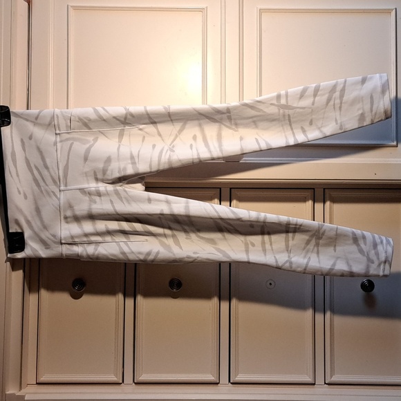Athleta Salutation Stash Tight Leggings Zebra Light Grey 7/8 Size Extra Small - Picture 2 of 8